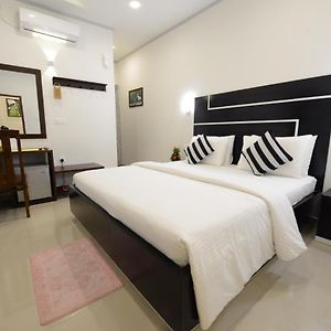 Deluxe Double Room 24 hours Check & Check-out transport to the Airport on Food & Beverage & Tea or Coffee